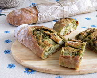 Хрустящий хлеб с оливково-базиликовой топенадой