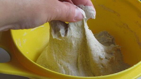 хрустящий хлеб с оливково-базиликовой топенадой