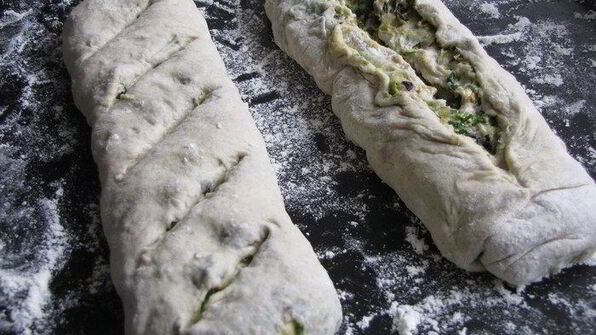 хрустящий хлеб с оливково-базиликовой топенадой