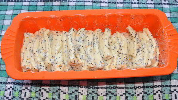 сладкий хлеб-гармошка со сливочным сыром и маком