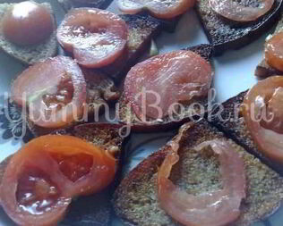 Жареный хлебушек с помидорами