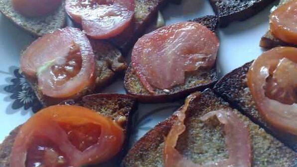 жареный хлебушек с помидорами