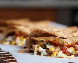 Кесадилья в духовке из лаваша