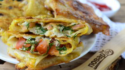 Конвертики из лаваша с сыром и помидорами