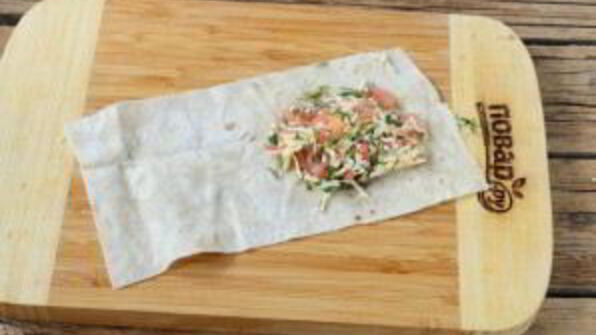 конвертики из лаваша с сыром и помидорами