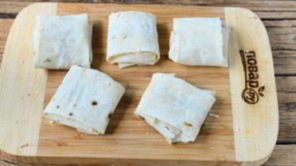 конвертики из лаваша с сыром и помидорами