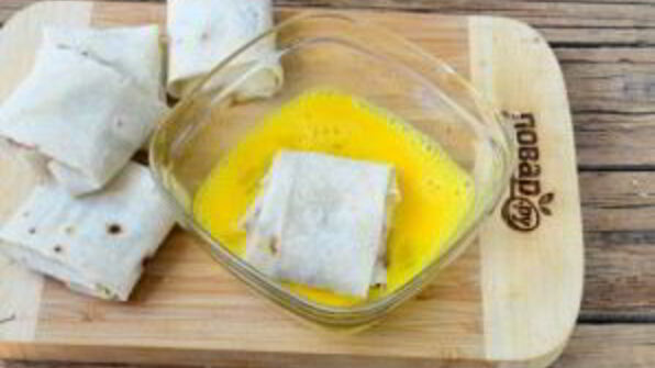 конвертики из лаваша с сыром и помидорами