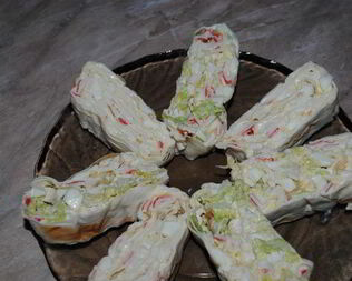 Лаваш с крабовыми палочками и плавленым сыром