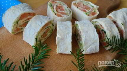 Лаваш с красной рыбой и огурцом