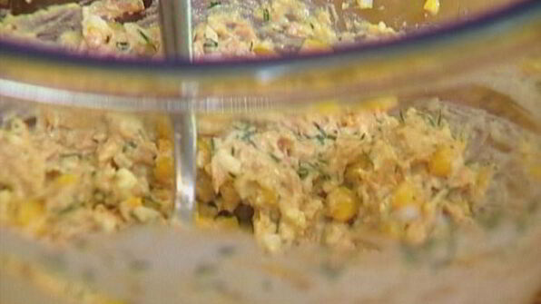 лаваш с тунцом, яйцом и сладкой кукурузой