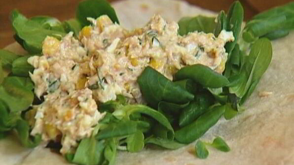 лаваш с тунцом, яйцом и сладкой кукурузой