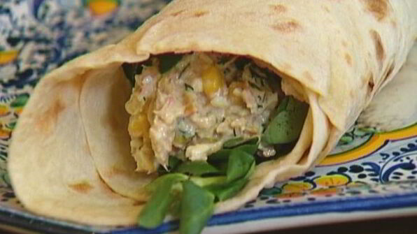 лаваш с тунцом, яйцом и сладкой кукурузой