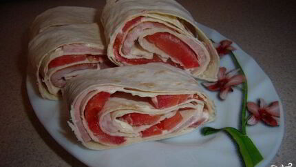 Лаваш с ветчиной и помидорами