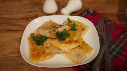 Лаваш с ветчиной и твердым сыром