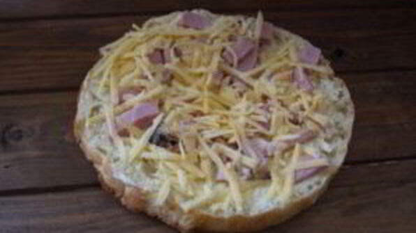 толстый лаваш с сыром и бужениной