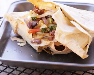 Треугольники из лаваша с овощами и сыром фета