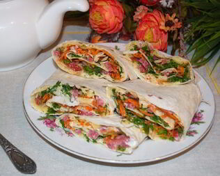 Закуска из лаваша с корейской морковкой