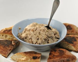 Закуска из лаваша с соусом из перца