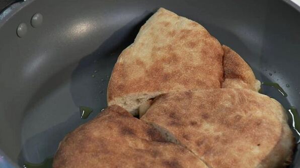 закуска из лаваша с соусом из перца