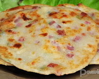 Быстрые лепешки с колбасой и сыром