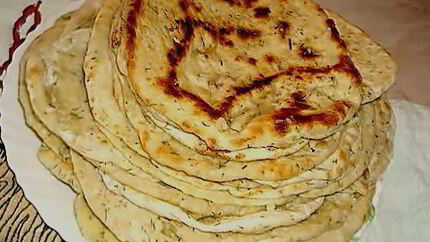 Домашние лепешки с укропом и чесноком