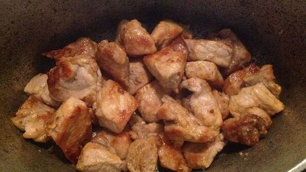 фасоль с овощами и мясом на пшеничной лепешке