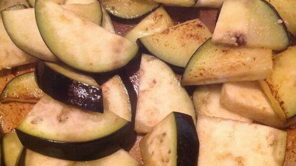 фасоль с овощами и мясом на пшеничной лепешке