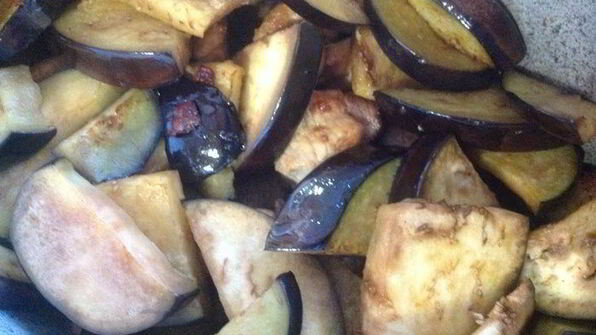 фасоль с овощами и мясом на пшеничной лепешке