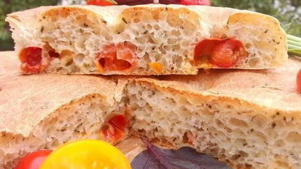 Фокачча с помидорами черри и базиликом