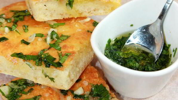 фокачча с сыром и песто из зеленого лука