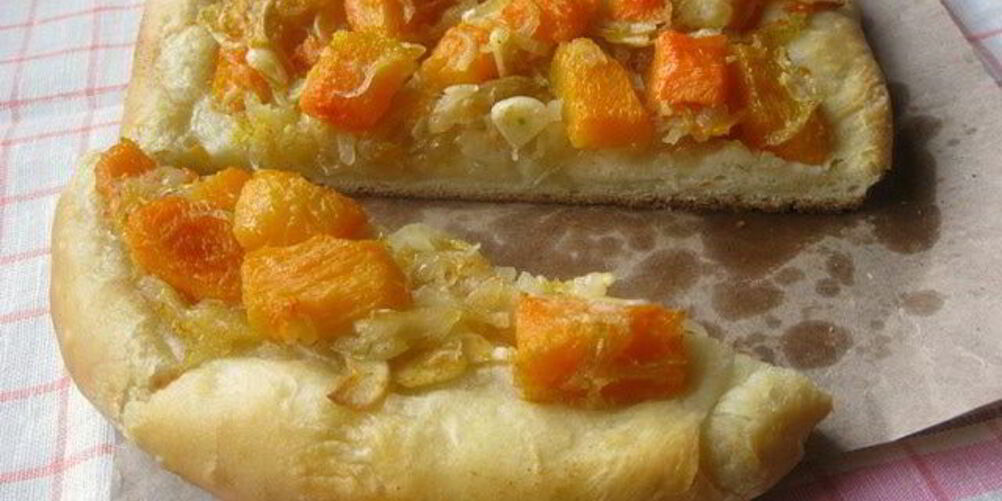 Рецепт фокаччи с тыквой, чесноком и луком