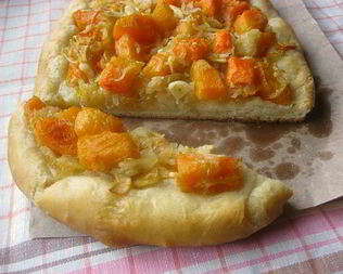 Фокачча с тыквой, чесноком и луком