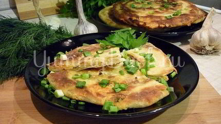 Хрустящие лепешки с сыром и зеленым луком