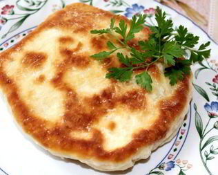 Лепешки с сыром и зеленью на сковороде