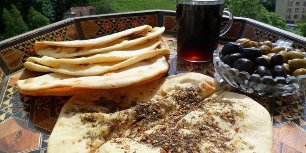 Рецепт манаиша-лепешек с сыром и кунжутом, заатаром