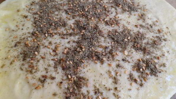 манаиш-лепешки с сыром и кунжутом, заатаром