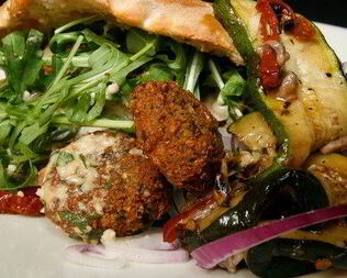 Пита с пряными мясными шариками, рукколой, майонезом с харисой и дольками картофеля