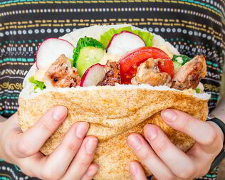 Пита со свежими овощами и курицей на углях