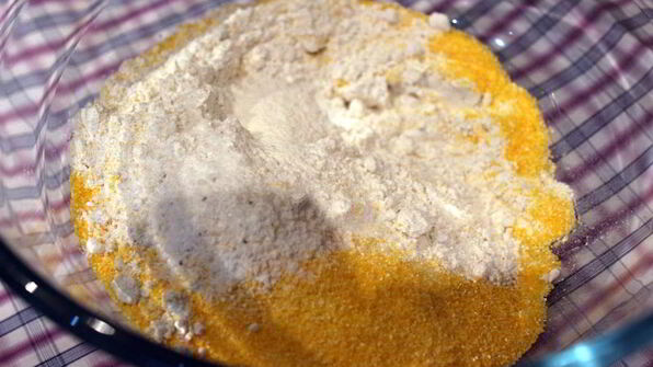 яйцо с овощами и лепешками