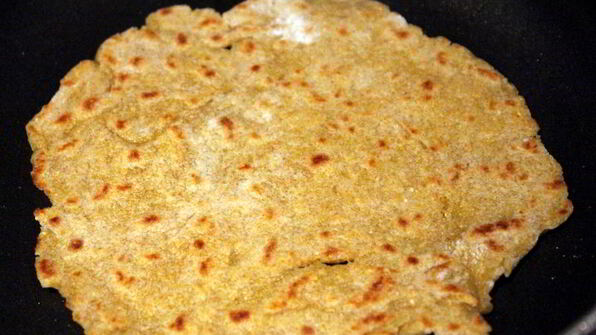 яйцо с овощами и лепешками