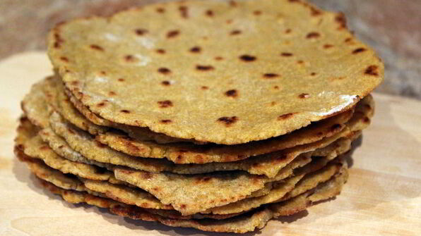 яйцо с овощами и лепешками