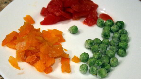 яйцо с овощами и лепешками