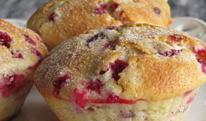 Марципановые маффины с брусникой