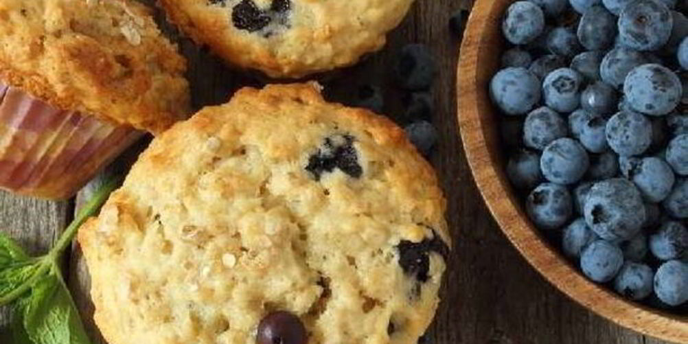 Рецепт овсяных маффинов с бананом, яблоком и черникой