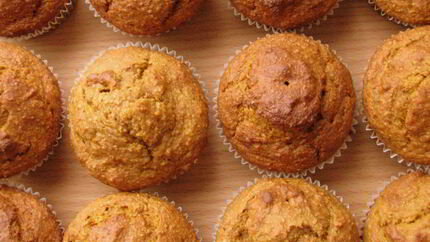 Овсяные маффины с тыквой, орехами и пряностями