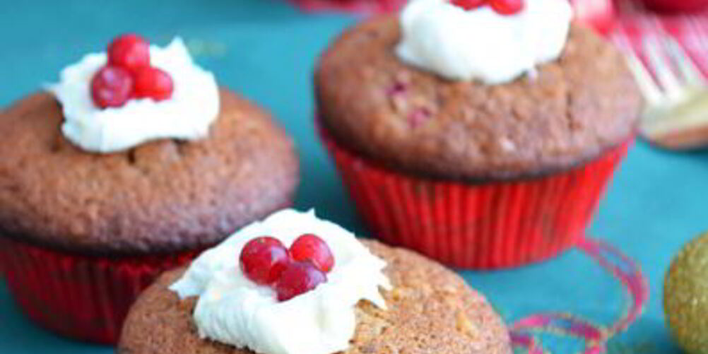 Рецепт пряничных маффинов с брусникой