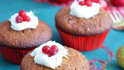 Пряничные маффины с брусникой