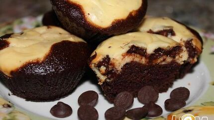 Шоколадные маффины с крем сыром