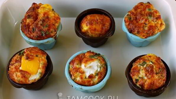 сырные маффины с ветчиной и яйцом
