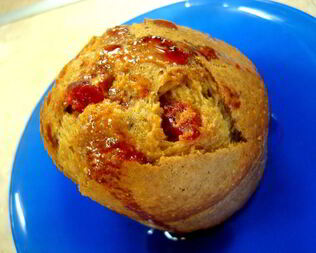 Творожно-кукурузные маффины с бананами и клубникой